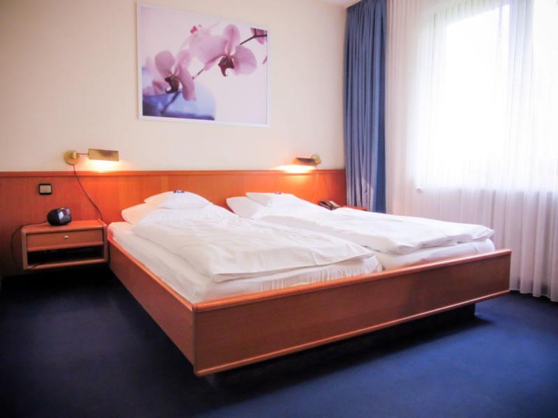 Hotel Zur Flora Есен Стая снимка