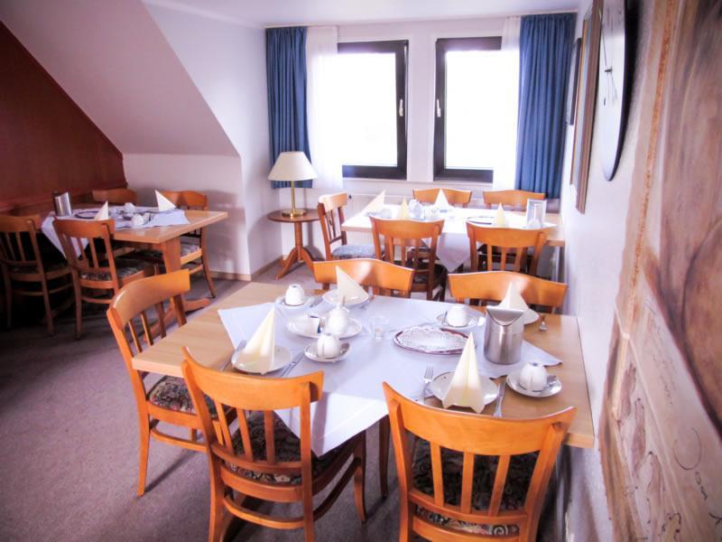 Hotel Zur Flora Есен Екстериор снимка
