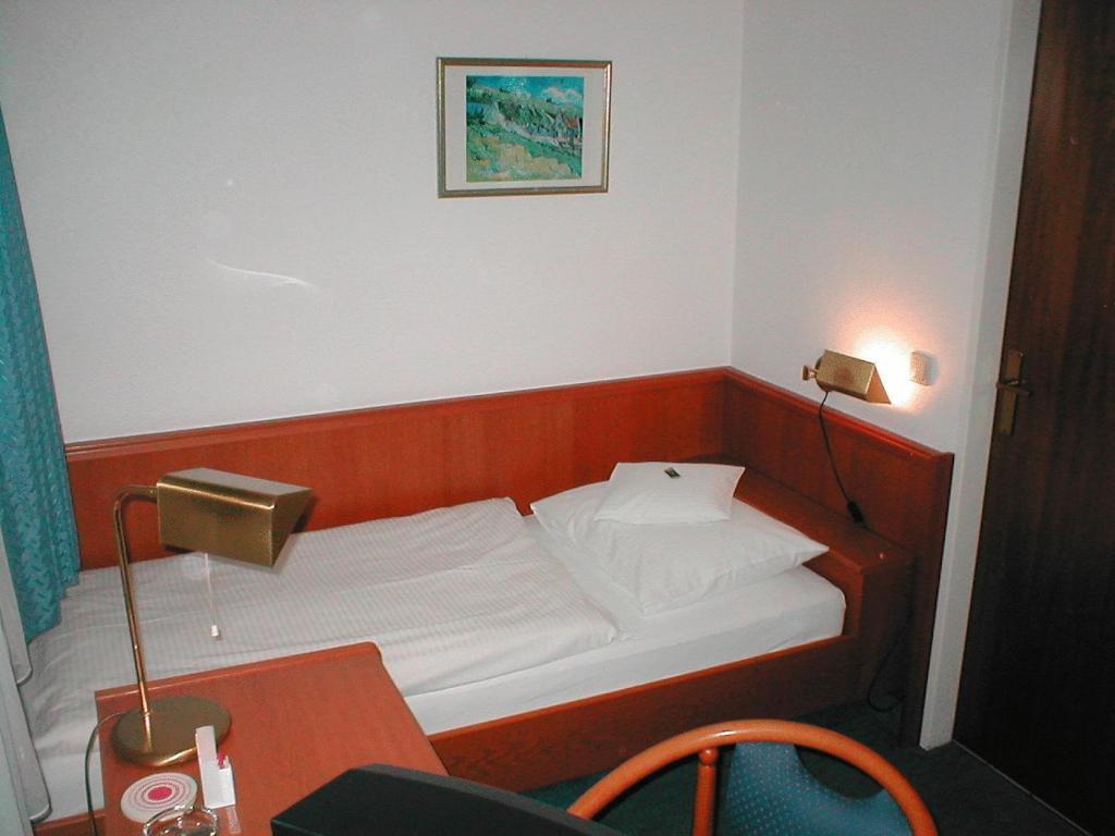 Hotel Zur Flora Есен Стая снимка